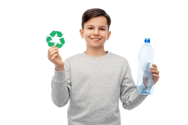 Menino com sinal de reciclagem verde e garrafa de plástico — Fotografia de Stock