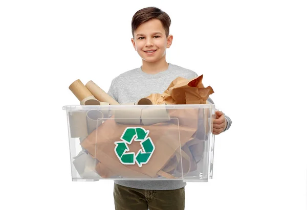 Menino sorrindo triagem resíduos de papel — Fotografia de Stock