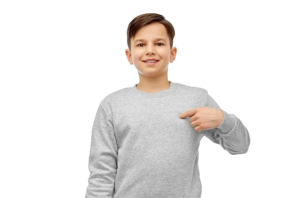 Gelukkig lachende jongen wijzende vingers naar zichzelf — Stockfoto