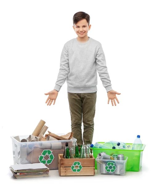 Lächelnder Junge, der Papier, Metall und Plastikmüll sortiert — Stockfoto