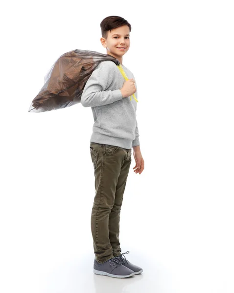 비닐봉지에 종이 쓰레기를 담고 웃는 소년 — 스톡 사진