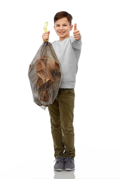 Garçon souriant avec des déchets de papier dans un sac en plastique — Photo