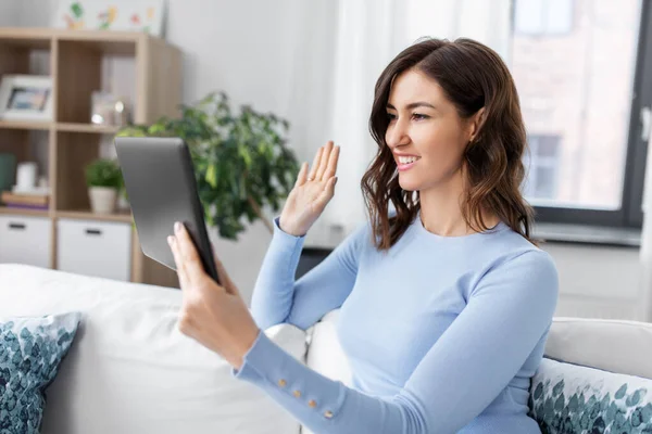 Frau hat Videotelefonie am Tablet-PC zu Hause — Stockfoto