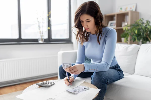 Woman counting money at home — Stock Photo, Image