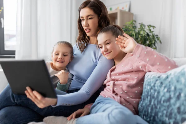 Madre y los niños que tienen videollamada en la tableta PC — Foto de Stock