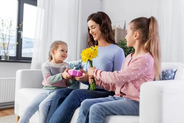 Filhas dando flores e presente para mãe feliz — Fotografia de Stock