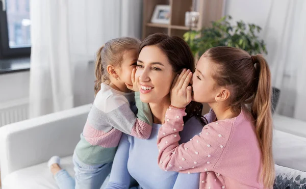 Šťastná matka a dcery drbání doma — Stock fotografie