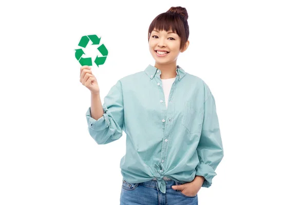 Sonriente asiático mujer holding verde reciclaje signo — Foto de Stock