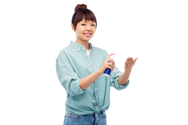 用手部清洁剂快乐地微笑着的亚洲女人 — 图库照片
