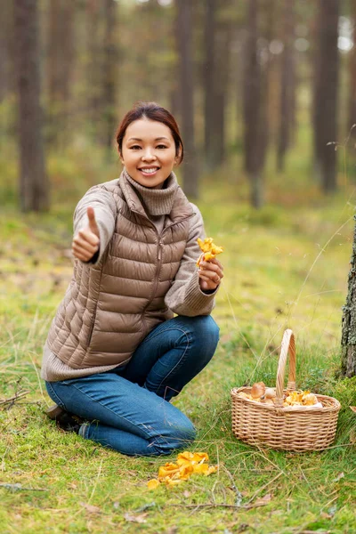 Žena s houbami ukazující palce v lese Royalty Free Stock Obrázky