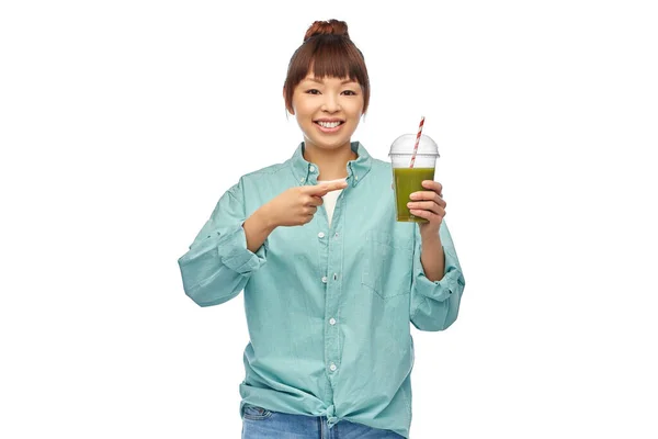 Feliz sonriente asiático mujer con puede beber —  Fotos de Stock