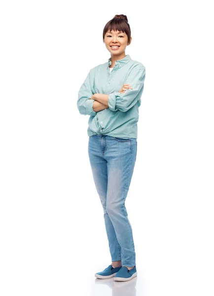 Mujer asiática feliz con brazos cruzados — Foto de Stock