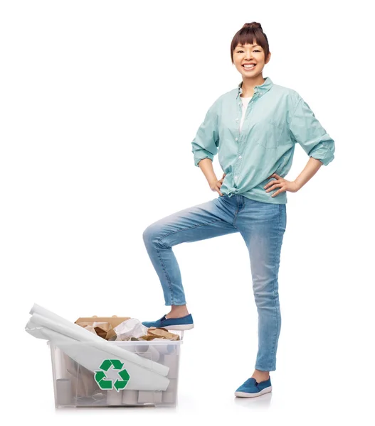 Feliz sorrindo asiático mulher classificação papel resíduos — Fotografia de Stock