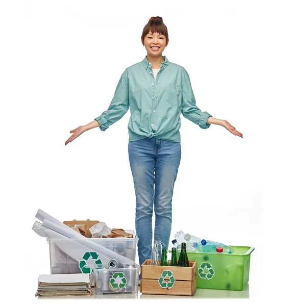 Lycklig kvinna sortera papper, metall och plast avfall — Stockfoto