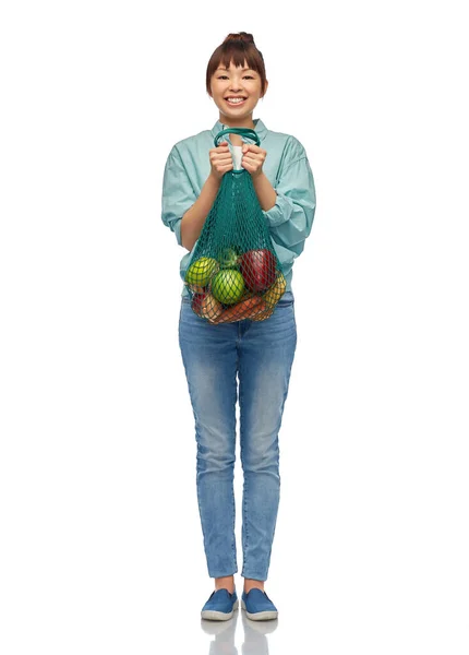 Счастливая женщина с едой в многоразовом шнурковом пакете — стоковое фото