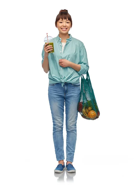 Asian woman with drink and food in reusable bag — Stock Photo, Image