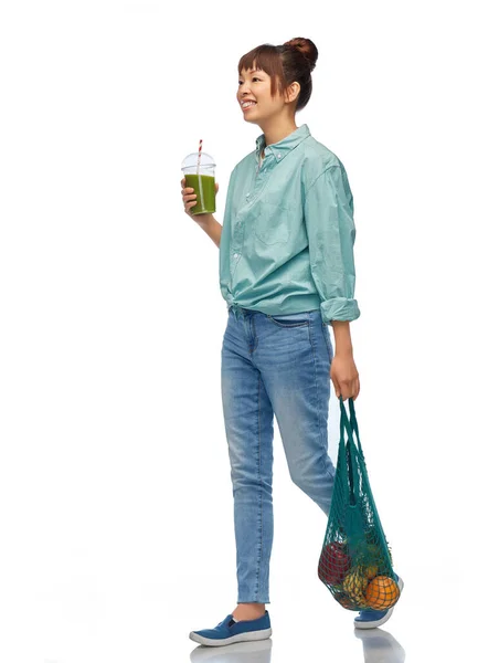Азиатка с напитком и едой в многоразовой сумке — стоковое фото