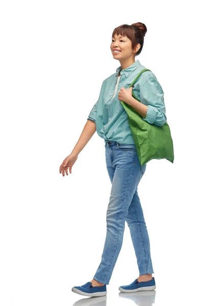 再利用可能なキャンバスバッグを持つ女性は — ストック写真