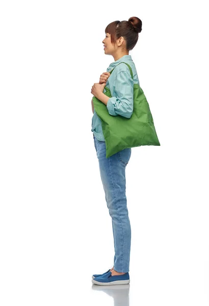 Vrouw met herbruikbare canvas tas voor voedsel winkelen — Stockfoto