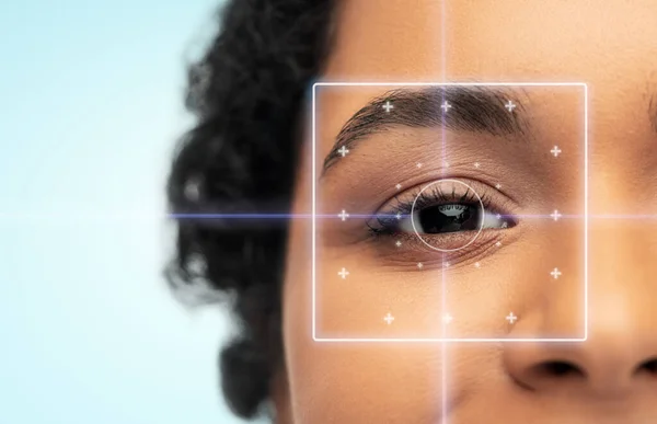 Donna africana sottoposta a chirurgia dell'occhio laser — Foto Stock