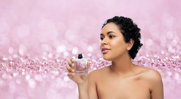 Jeune femme afro-américaine au parfum — Photo