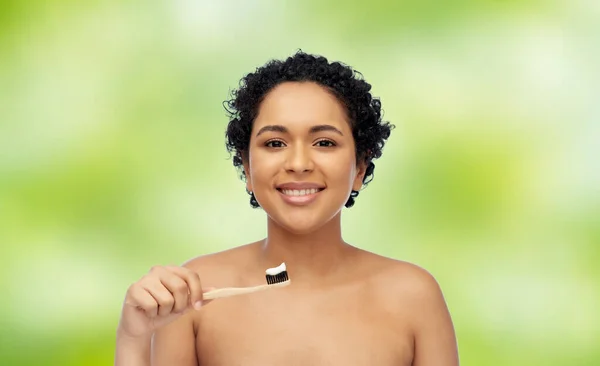 Lächelnde Frau mit Zahnbürste beim Zähneputzen — Stockfoto
