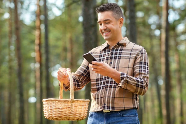 男人用智能手机辨别蘑菇 — 图库照片
