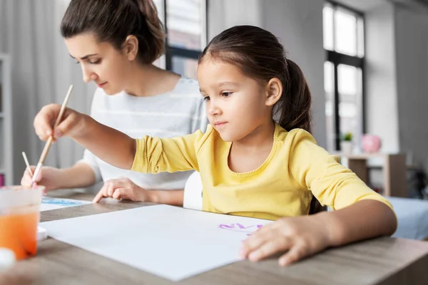 Mère avec petite fille dessin à la maison — Photo