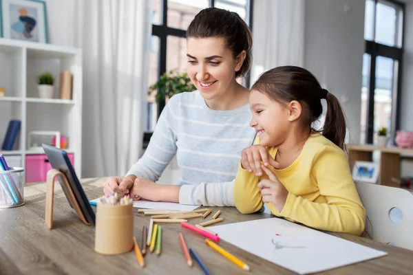 Mère et fille avec tablette pc dessin à la maison — Photo