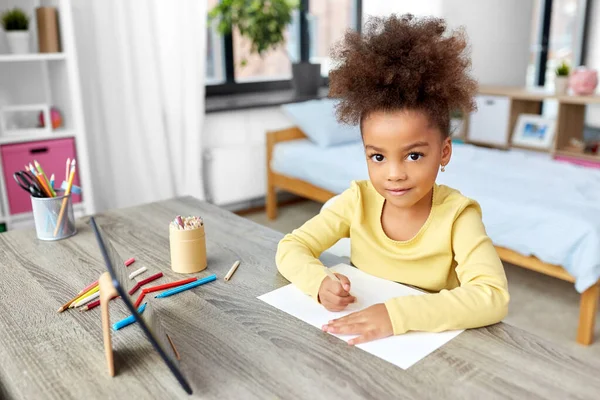 Dessin de petite fille avec crayons à colorier à la maison — Photo