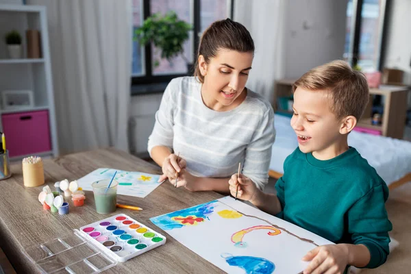 Moeder en zoon met kleuren thuis tekenen — Stockfoto