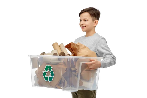 Menino sorrindo triagem resíduos de papel — Fotografia de Stock