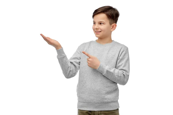 Niño feliz sosteniendo algo imaginario en la mano —  Fotos de Stock