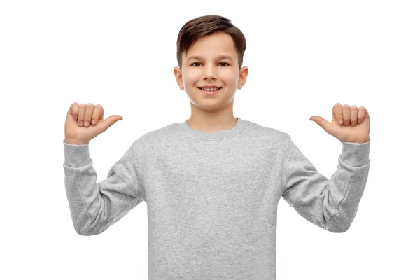 Glad leende pojke pekar finger åt sig själv — Stockfoto