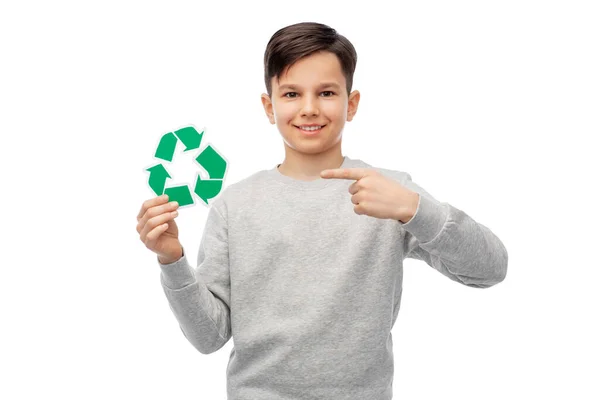 Menino sorrindo mostrando sinal de reciclagem verde — Fotografia de Stock