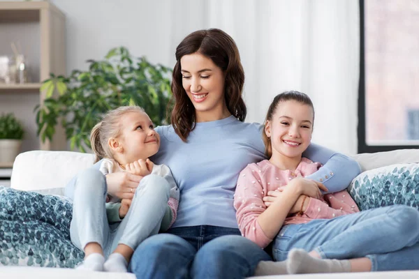 Šťastná usměvavá matka se dvěma dcerami doma — Stock fotografie