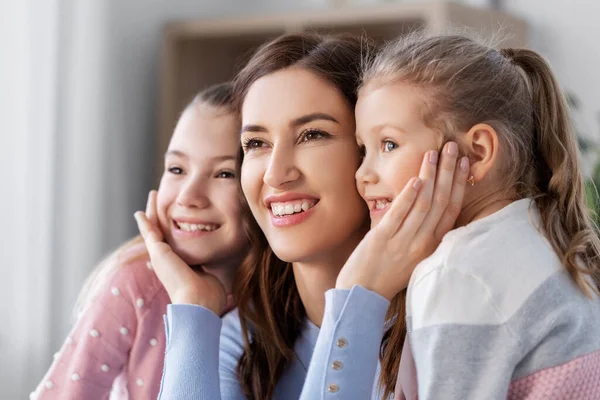 Feliz madre sonriente con dos hijas en casa — Foto de Stock