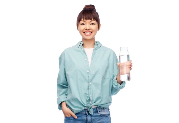 Glad asiatisk kvinna som håller glasflaska med vatten — Stockfoto