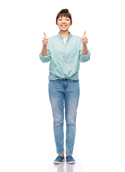 Felice donna asiatica su sfondo bianco — Foto Stock