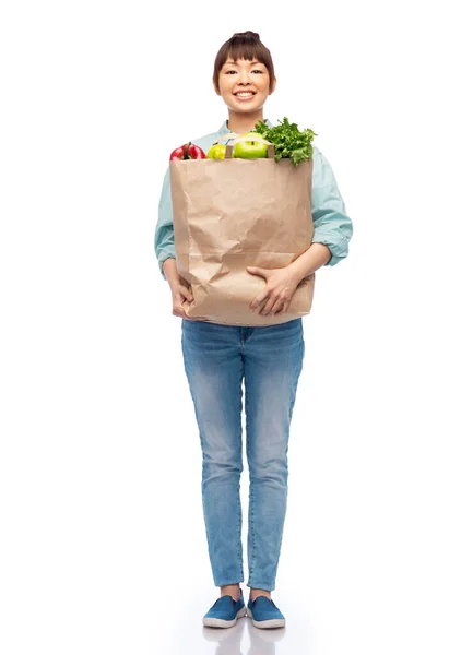 Boldog mosolygós ázsiai nő étellel papírzacskóban — Stock Fotó