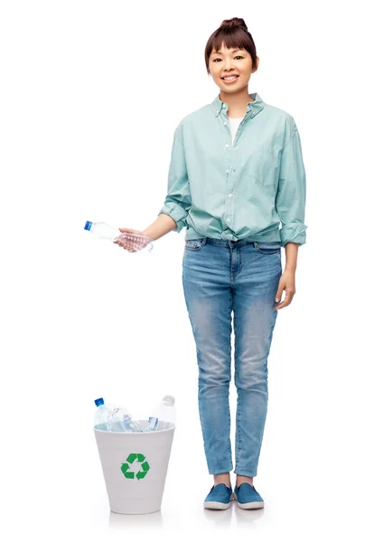 Усміхнена молода жінка сортує пластикові відходи — стокове фото