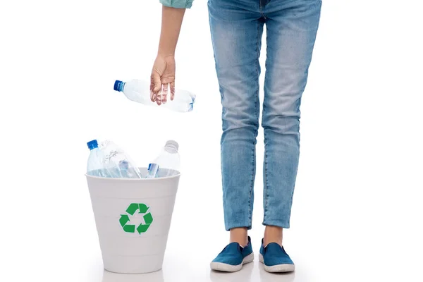 Close up de jovem mulher triagem de resíduos de plástico — Fotografia de Stock
