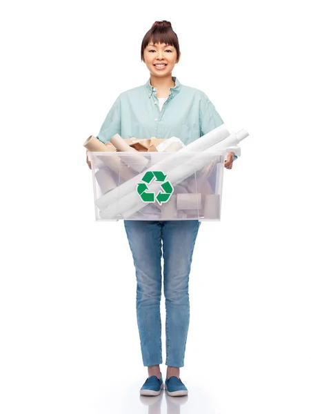Счастливая улыбающаяся азиатка сортирует бумажные отходы — стоковое фото