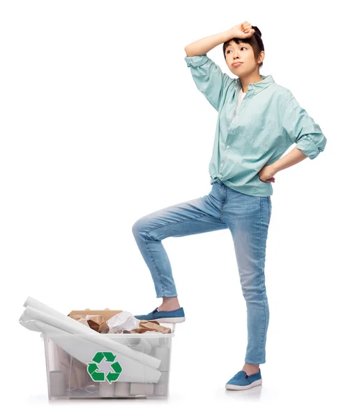 Kağıt atıklarını sıralayan yorgun Asyalı kadın — Stok fotoğraf
