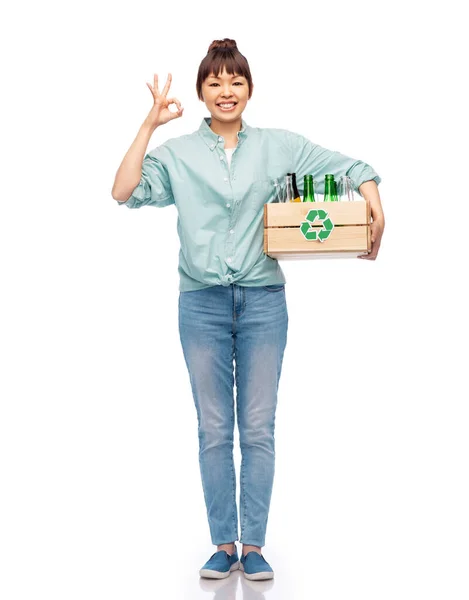 Sorridente giovane donna asiatica cernita rifiuti di vetro — Foto Stock