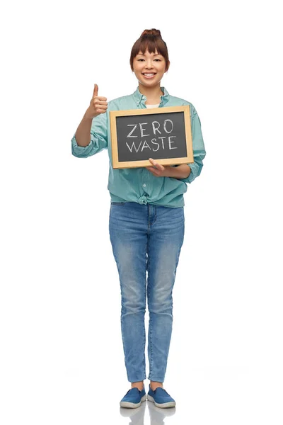Asijská žena drží tabuli s nulovým odpadem words — Stock fotografie