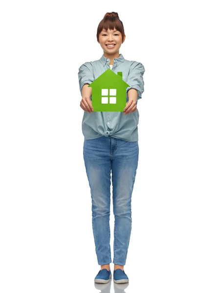 Sonriente asiático mujer holding verde casa —  Fotos de Stock