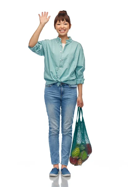 Šťastný asijské žena s jídlem v opakovaně použitelný string bag — Stock fotografie