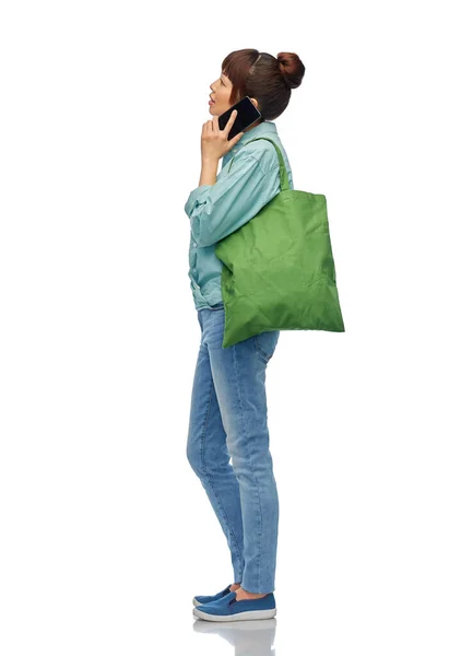 Γυναίκα με τηλέφωνο και επαναχρησιμοποιήσιμη τσάντα αγορών τροφίμων — Φωτογραφία Αρχείου