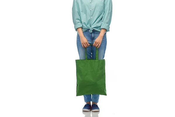Wanita dengan kantong kanvas dapat digunakan kembali untuk belanja makanan — Stok Foto